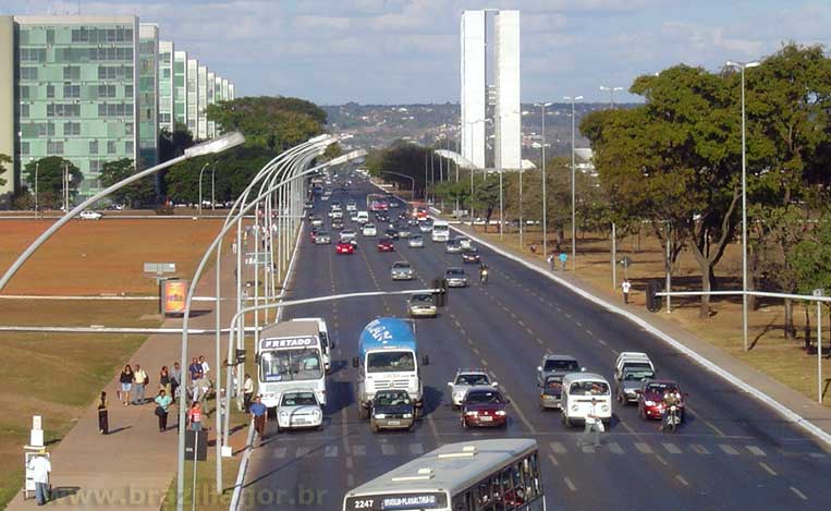 Aspecto da Via N1 do Eixo Monumental, ainda sem o Music Hall, o Cinema ou o Mini Planetário do Conjunto Cultural da República