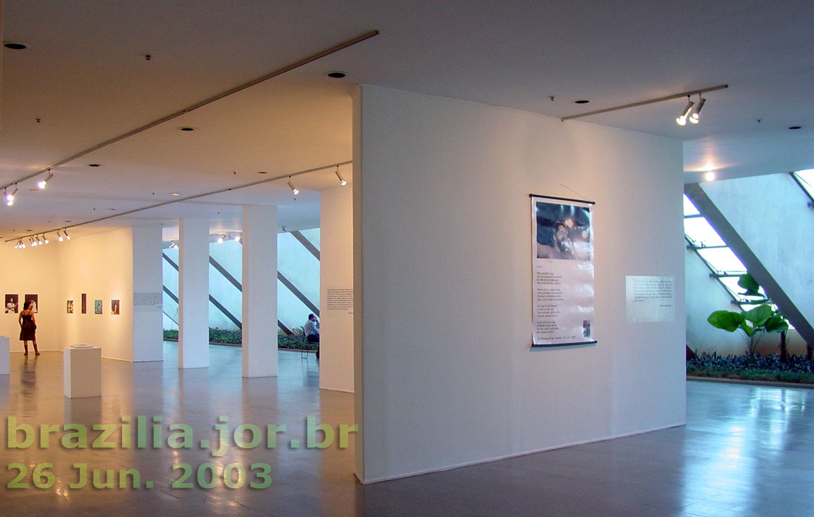 Lado norte do Lado norte do mezzanino do foyer da sala Martins Pena (lado leste do Teatro Nacional de Brasília): um dos diversos espaços utilizados para exposições