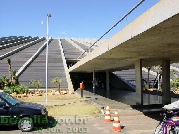 A entrada inferior do lado oeste do Teatro Nacional, servida por uma pequena via de acesso, leva ao foyer da sala Villa Lobos