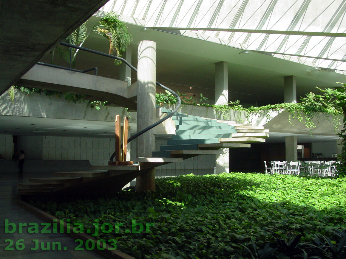 Lado sul do foyer da sala Villa Lobos (lado oeste do Teatro Nacional de Brasília), visto desde a entrada inferior, com a escada espiral para o mezzanino e, ao fundo, a lanchonete