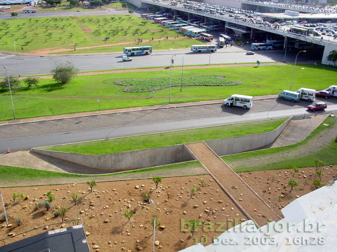 Acesso ao porão do Teatro Nacional de Brasília, no projeto paisagístico de Burle Marx e detalhe da rampa de gala à esquerda