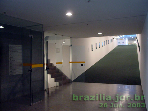 Rampa de ligação do foyer / mezzanino da Sala Villa Lobos ao hall dos elevadores