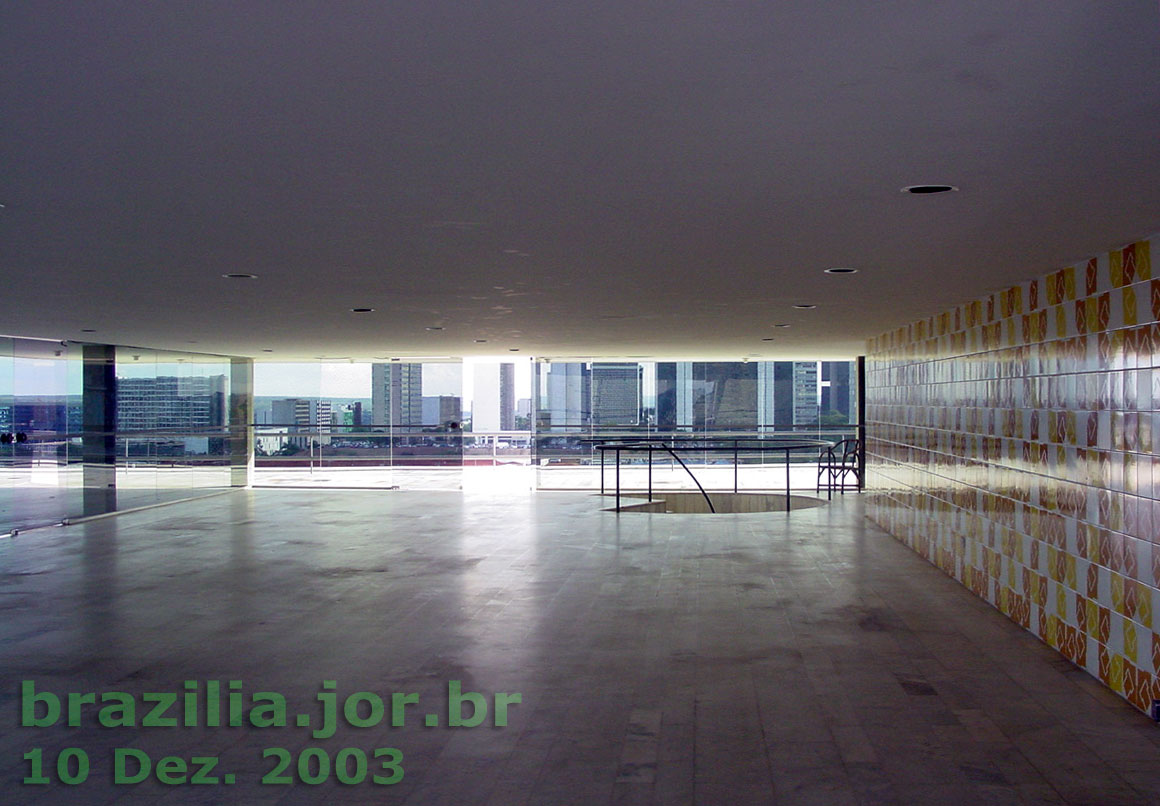 Escada de acesso ao restaurante ou casa de chá do terraço superior do Teatro Nacional de Brasília. A parede de azulejos resguarda a área de serviço