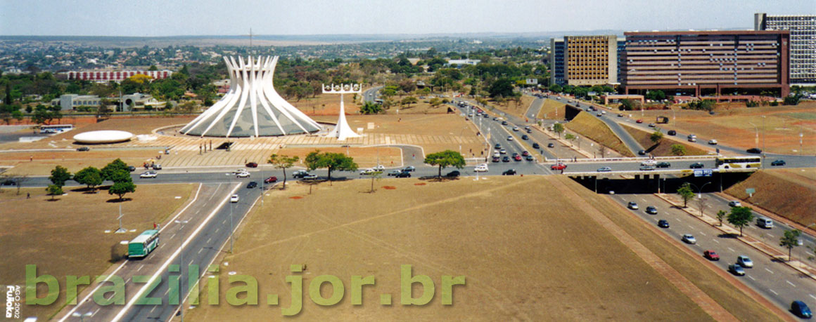 Localização da Catedral de Brasília, em uma praça recuada, junto ao cruzamento da via S1 do Eixo Monumental com a via L2