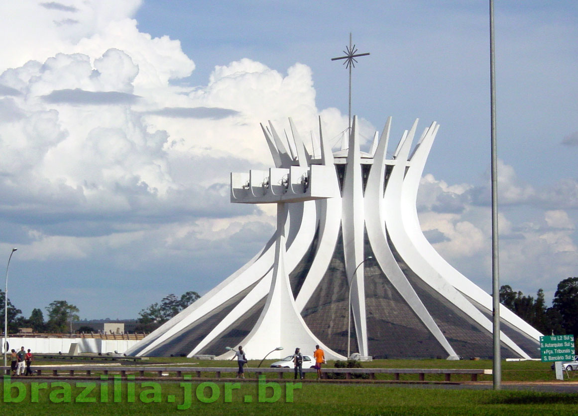 Catedral de Brasília comparada à escala humana dos pedestres rumo à Esplanada dos Ministérios