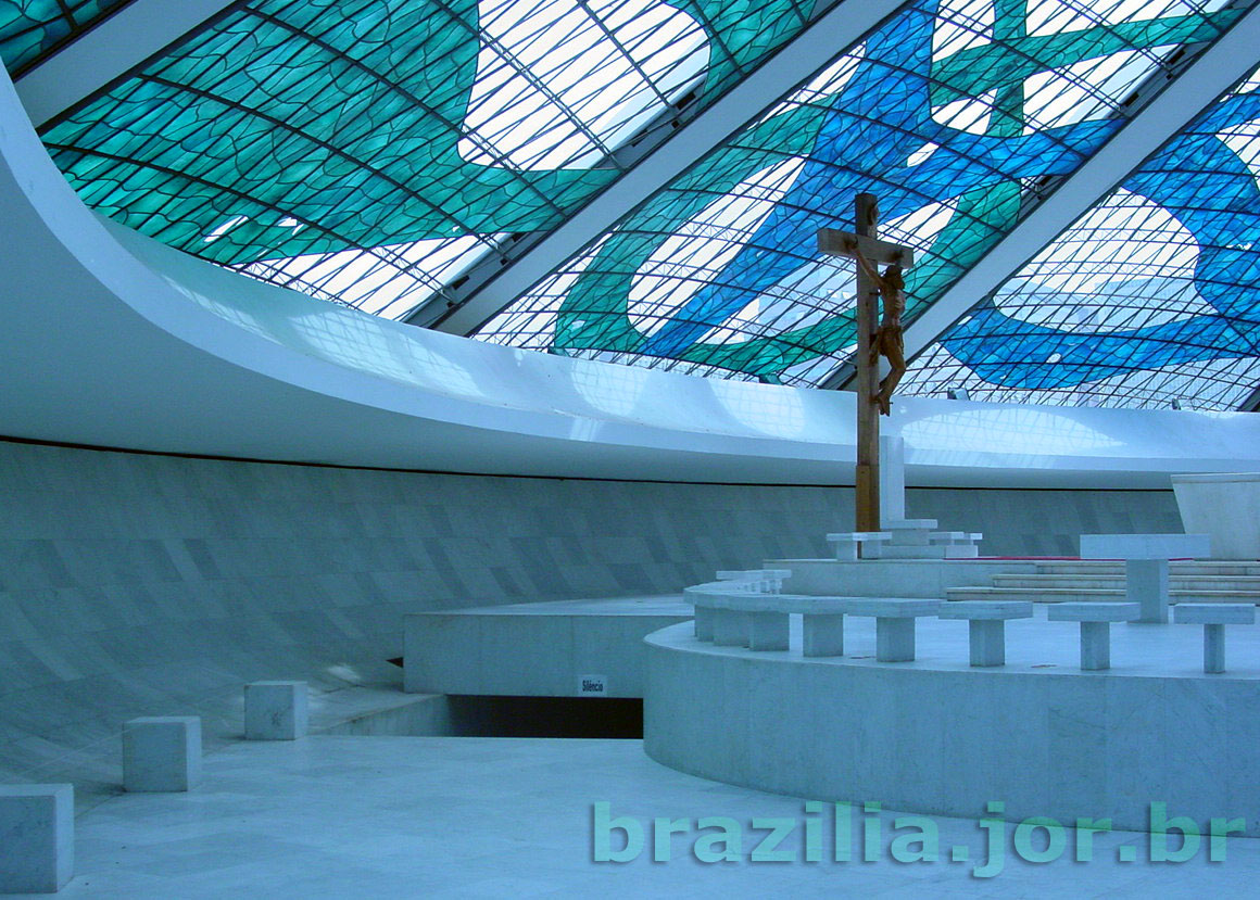 Acesso à capela situada embaixo do altar da Catedral de Brasília