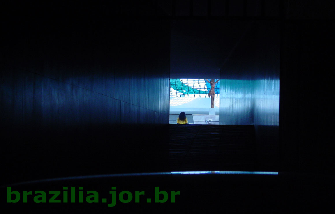 Entrada na Catedral de Brasília: das trevas para a luz