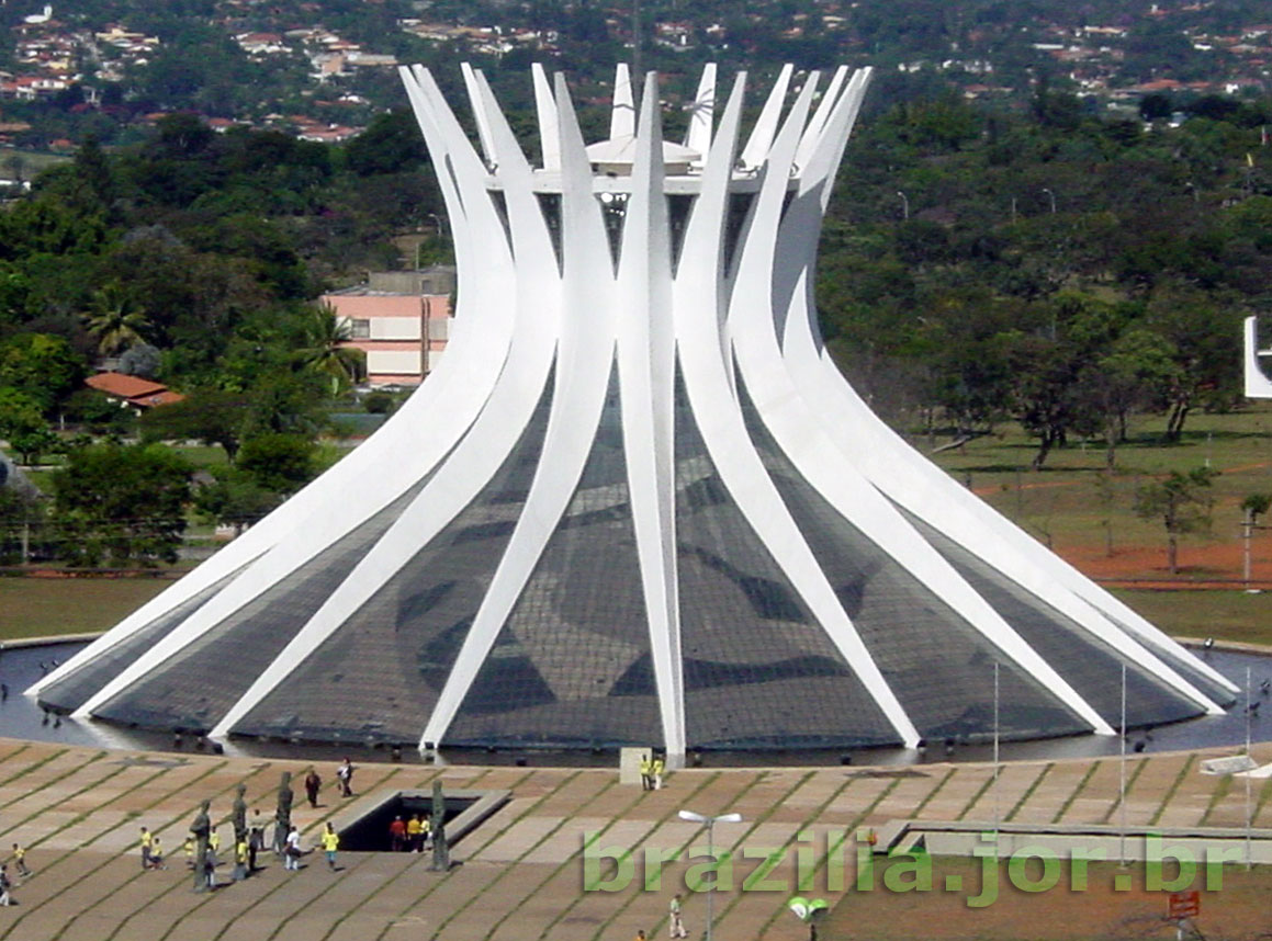 Catedral de Brasília e rampa da entrada subterrânea, ladeada pelos Evangelistas