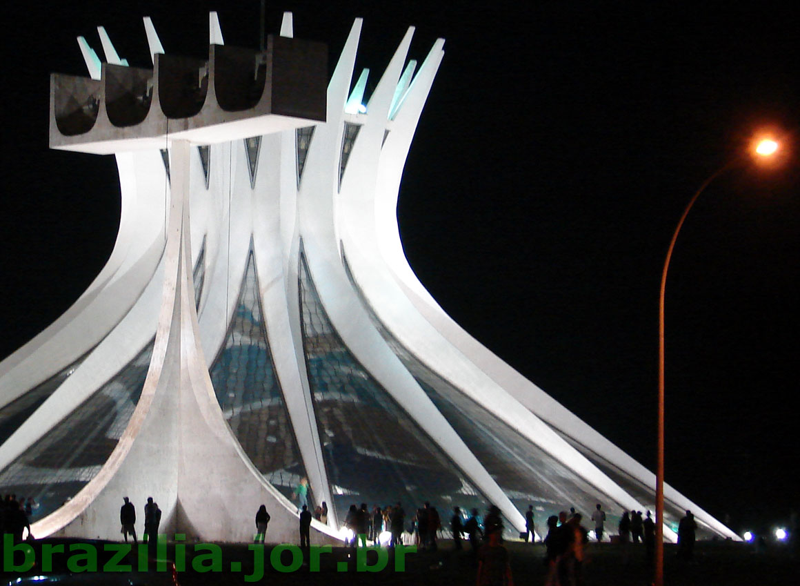 A escala humana da Catedral de Brasília, vista do exterior, no 47º aniversário da cidade, em 2007