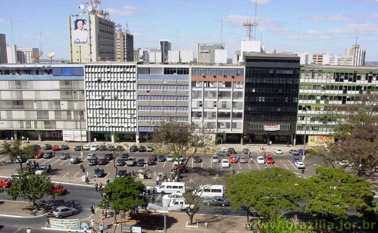 Prédios e galerias do Setor Comercial Sul (parte baixa) em frente a Via W3