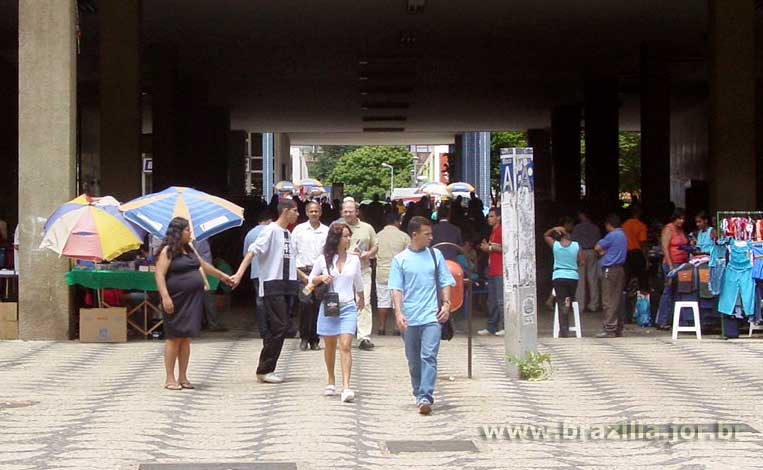 Travessia dos prédios e galerias do Setor Comercial Sul pelo calçadão para pedestres