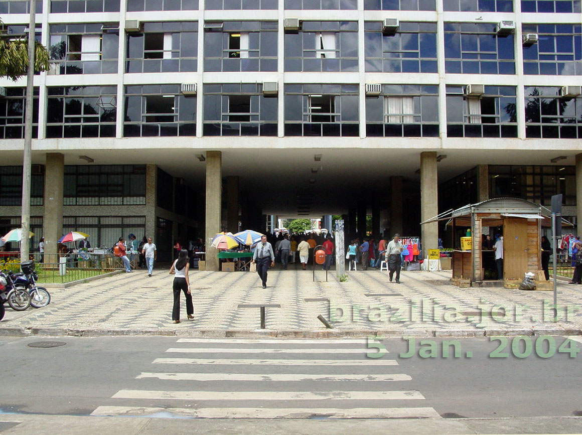 Galerias e calçadão de pedestres atravessando todo o Setor Comercial Sul de leste a oeste