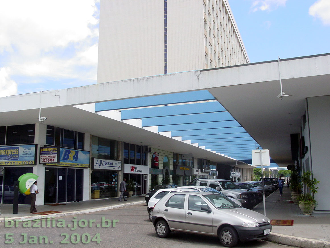 Via pergolada através da galeria de lojas do Hotel Nacional de Brasília