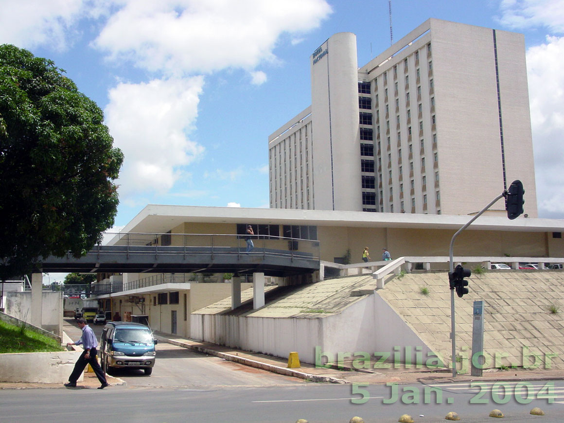 Via de serviço nos fundos do Hotel Nacional de Brasília, em nível inferior