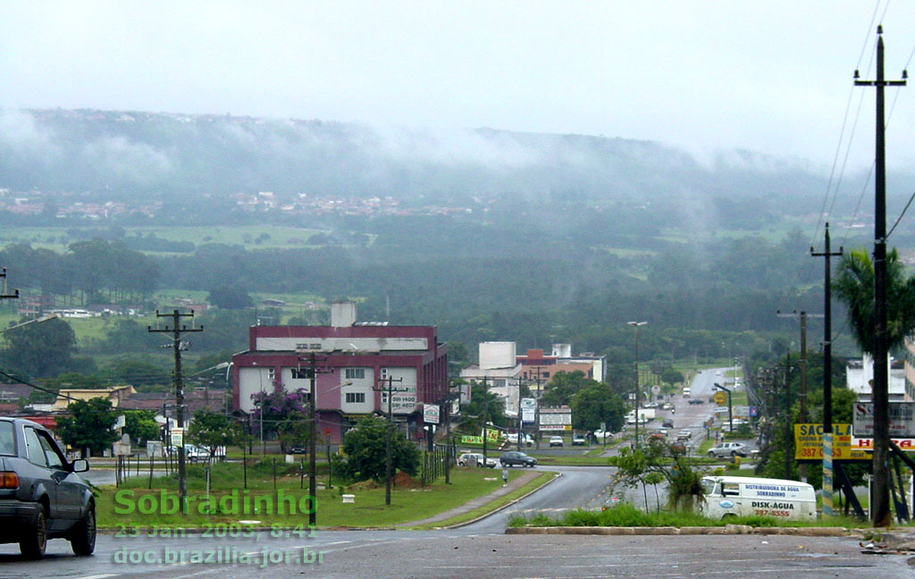 Sobradinho (DF), cidade satélite de Brasília, em manhã de névoa, vendo-se ao fundo a chapada da Contagem