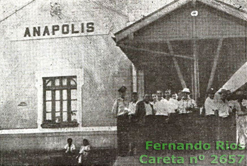 Participantes da quarta viagem experimental de trem na estação ferroviária de Anápolis, Abril de 1959