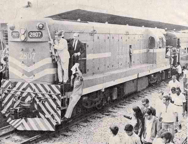 Outra imagem da locomotiva nº 2807 na chegada do primeiro trem a Brasília