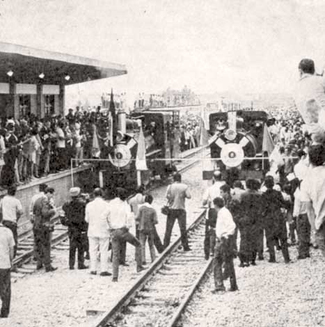 Desfile de pequenas locomotivas a vapor do 2º Batalhão Ferroviário, abrindo caminho para o trem da Rede Ferroviária Federal - Viação Férrea Centro-Oeste