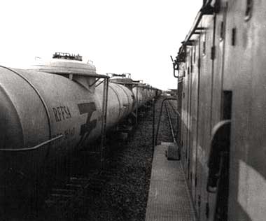 Cruzamento do trem de passageiros com trem de combustíveis