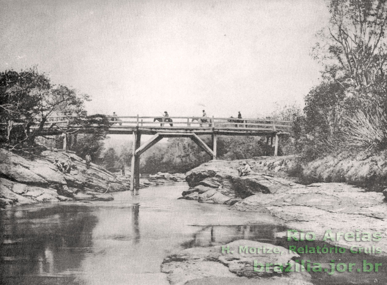 Ponte sobre o rio Areias, fotografada por Henrique Morize, da Comissão Exploradora do Planalto Central  a primeira Missão Cruls