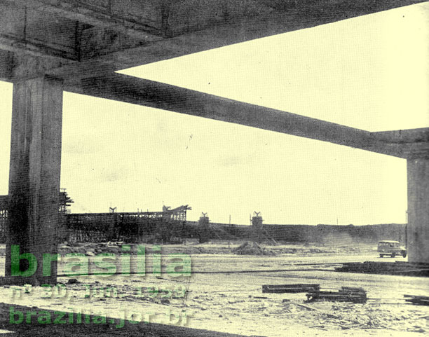 Montagem da estrutura da Plataforma Rodoviária de Brasília, em 1959