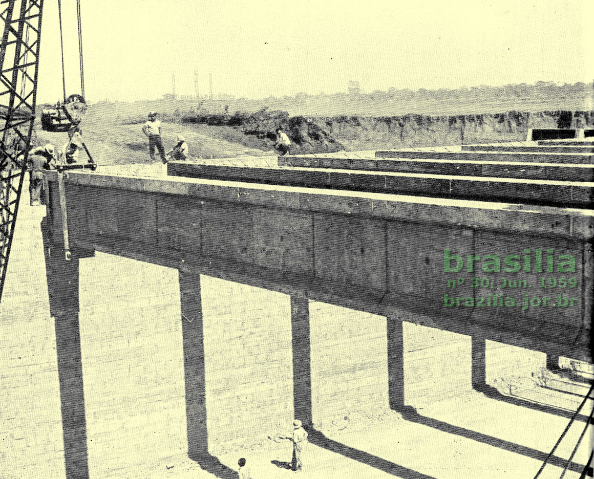 Montagem das vigas da estrutura da Plataforma Rodoviária de Brasília, em 1959