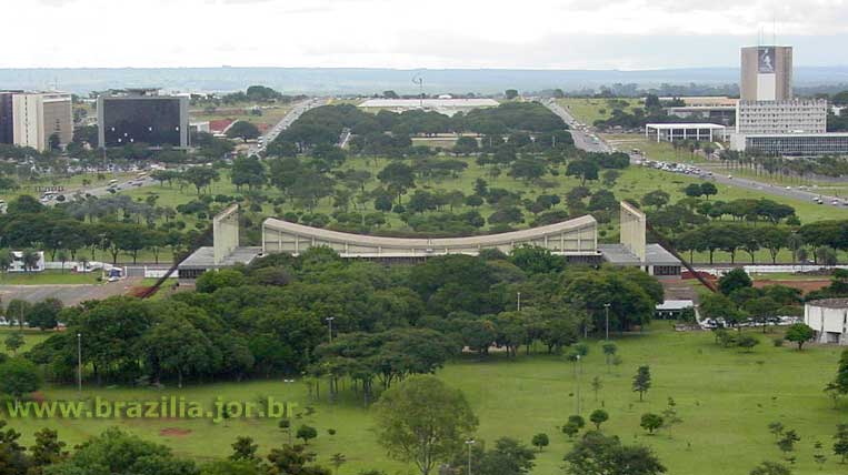 Lado oeste do Eixo Monumental: Centro de Convenções, Palácio do Buriti, Tribunal de Justiça e Memorial JK