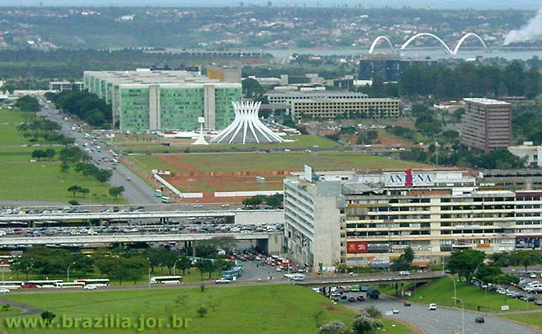 Ministérios, Catedral e Setor de Diversões, do lado sul do Eixo Monumental