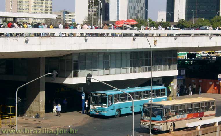 Mezzanino da Rodoviária de Brasília, entre a plataforma superior e as plataformas térreas