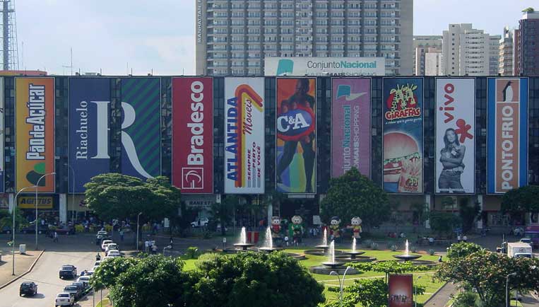 Praça de ligação entre o Setor de Diversões Norte (Conjunto Nacional Brasília) e o Teatro Nacional