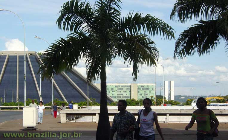 Teatro Nacional , junto à plataforma superior da Rodoviária de Brasília