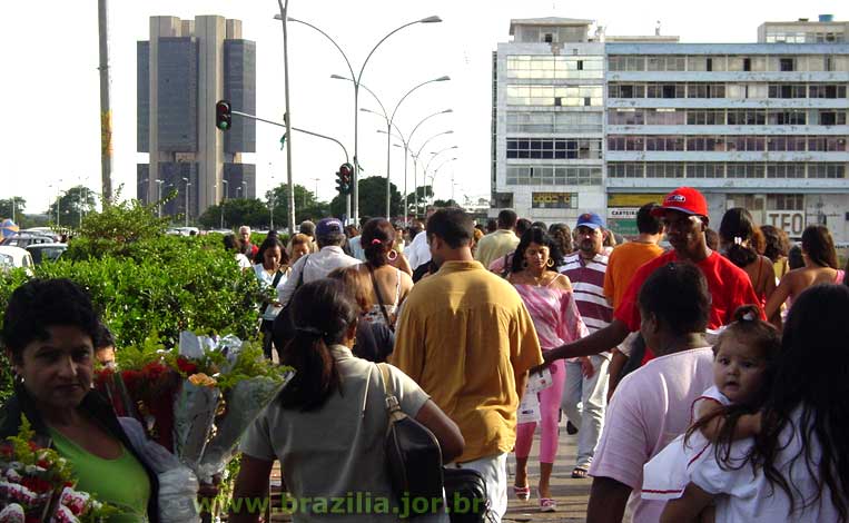 Setor de Diversões Sul (Conic, à direita) visto do calçadão da plataforma superior da Rodoviária de Brasília