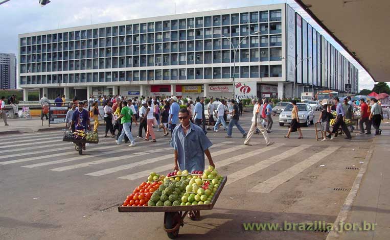 Localização do Conjunto Nacional Brasília junto à plataforma Rodoviária criou um shopping center de intensa movimentação popular