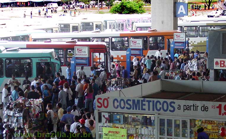 Filas de embarque nas linhas de ônibus da Rodoviária de Brasília