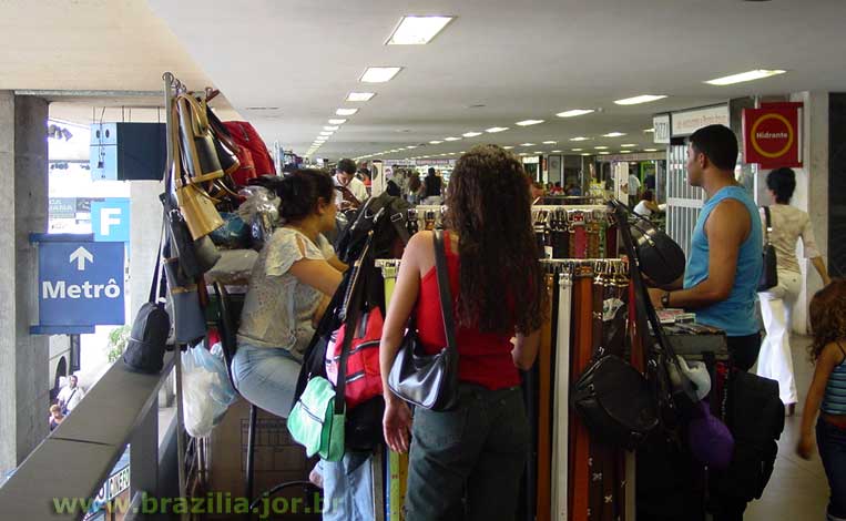 Comércio de ambulantes no Mezzanino da plataforma Rodoviária de Brasília em 2004