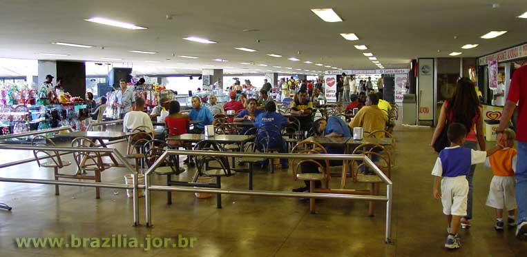 Praça de alimentação no Mezzanino da plataforma Rodoviária de Brasília