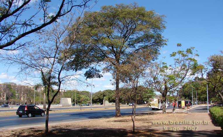 Ponto de ônibus do Cine Brasília (EQS 106/107) e estruturas de concreto da Estação 106 Sul no canteiro oeste do Eixão