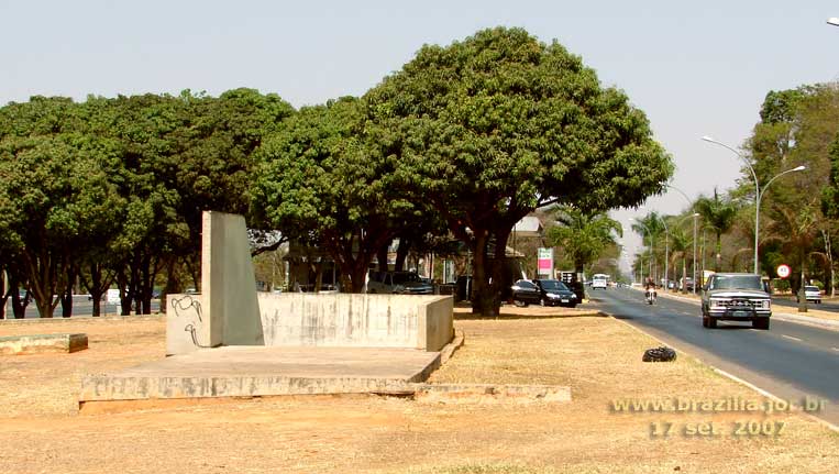 A escada de acesso à Estação 106 Sul do Metrô de Brasília no canteiro oeste do Eixão indica o alinhamento previsto para uma baia de ponto de ônibus no Eixinho Oeste (sentido Rodoviária)