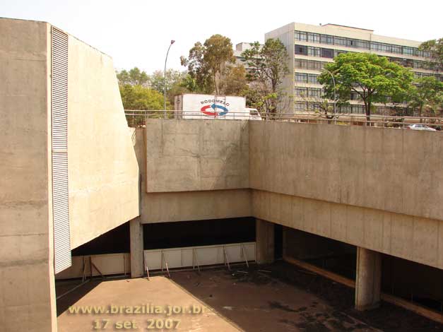 Jardim de inverno da Estação 106 Sul do Metrô de Brasília, fechado por tapumes