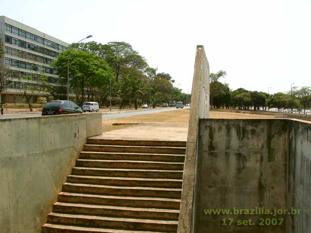 Estrutura da escada de acesso à Estação 106 Sul do Metrô de Brasília no canteiro oeste do Eixão