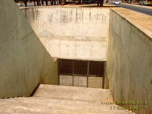 Escada de aceso à Estação 106 Sul do Metrô de Brasília, fechada por tela metálica