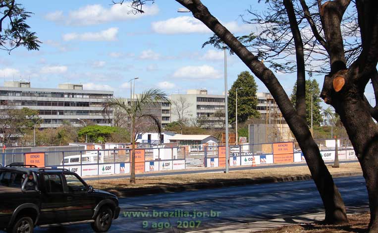 Tapumes do canteiro de obras da Estação 108 Sul do Metrô de Brasília em 2007