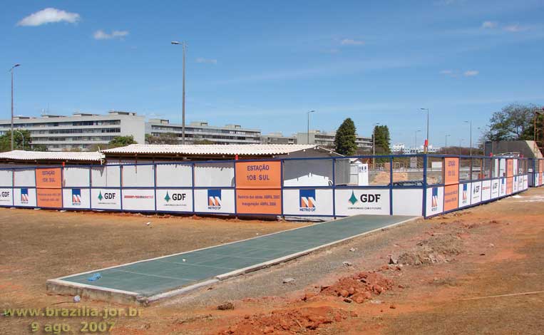 Grelhas de ventilação fora do tapume de obras da Estação 108 Sul do Metrô de Brasília em 2007