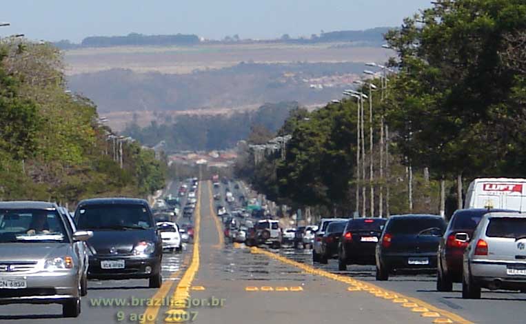 Trânsito no Eixão Sul às 11 horas da manhã, em meados de 2007