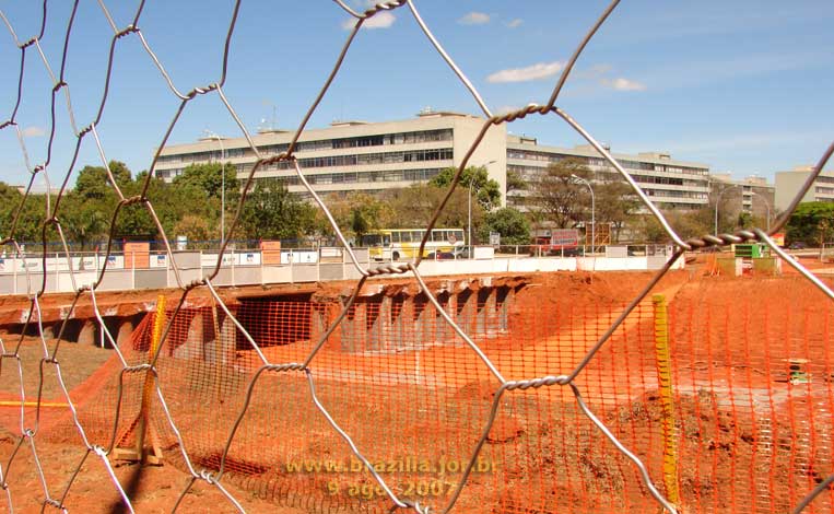 Estrutura da passagem subterrânea sob o Eixinho leste, durante as obras da Estação 108 Sul do Metrô de Brasília, em 2007