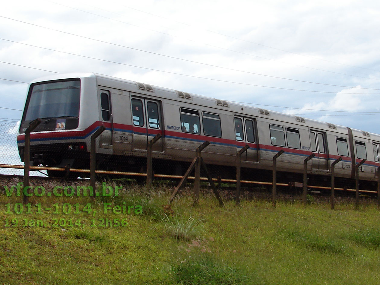 Trem 1011-1014 do Metrô de Brasília, ainda com as faixas vermelha e azul em 2014