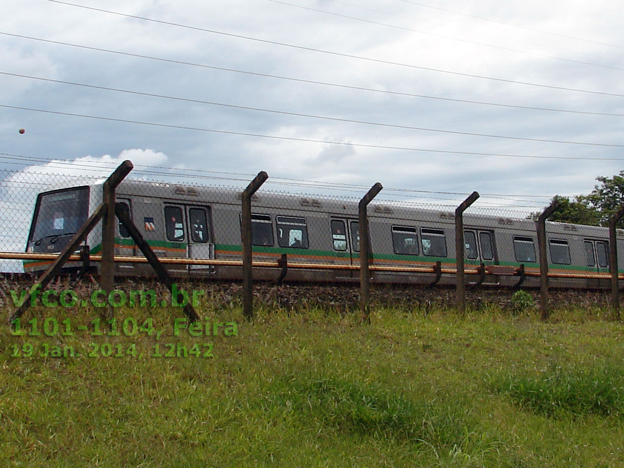 Trem 1101-1104 do Metrô de Brasília já com as faixas verde e laranja e a identificação numérica no teto