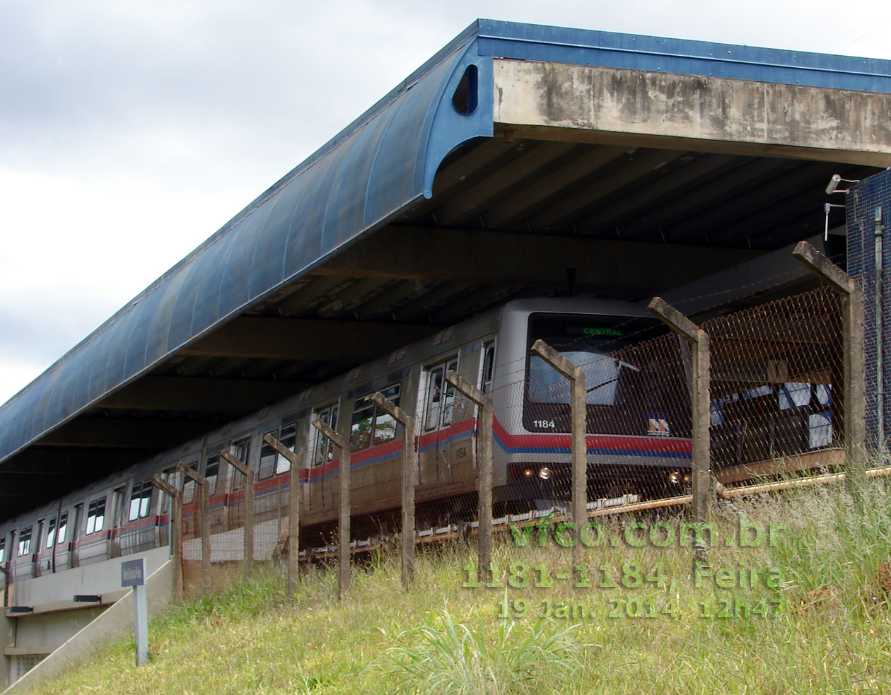 Trem 1181-1184 do Metrô de Brasília, ainda com as faixas vermelha e azul