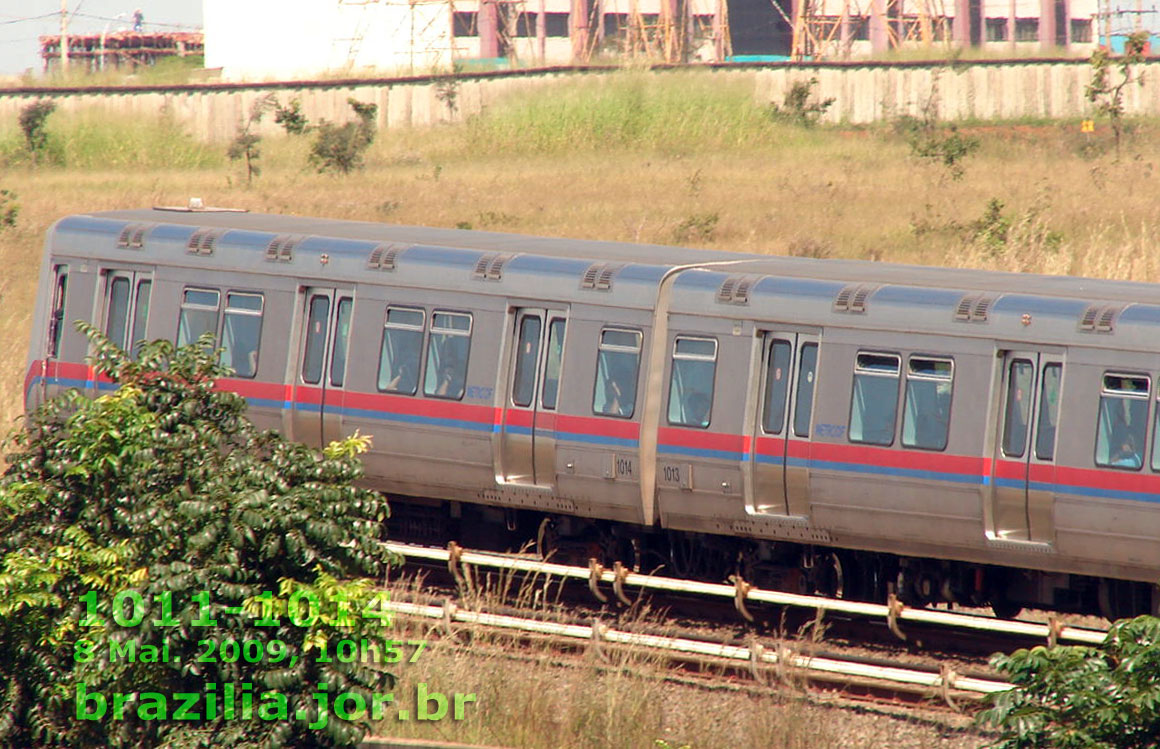 Trem 1011-1014 do Metrô de Brasília no trecho entre Águas Claras e Taguatinga Sul (Linha Laranja) em 8 Mai. 2009