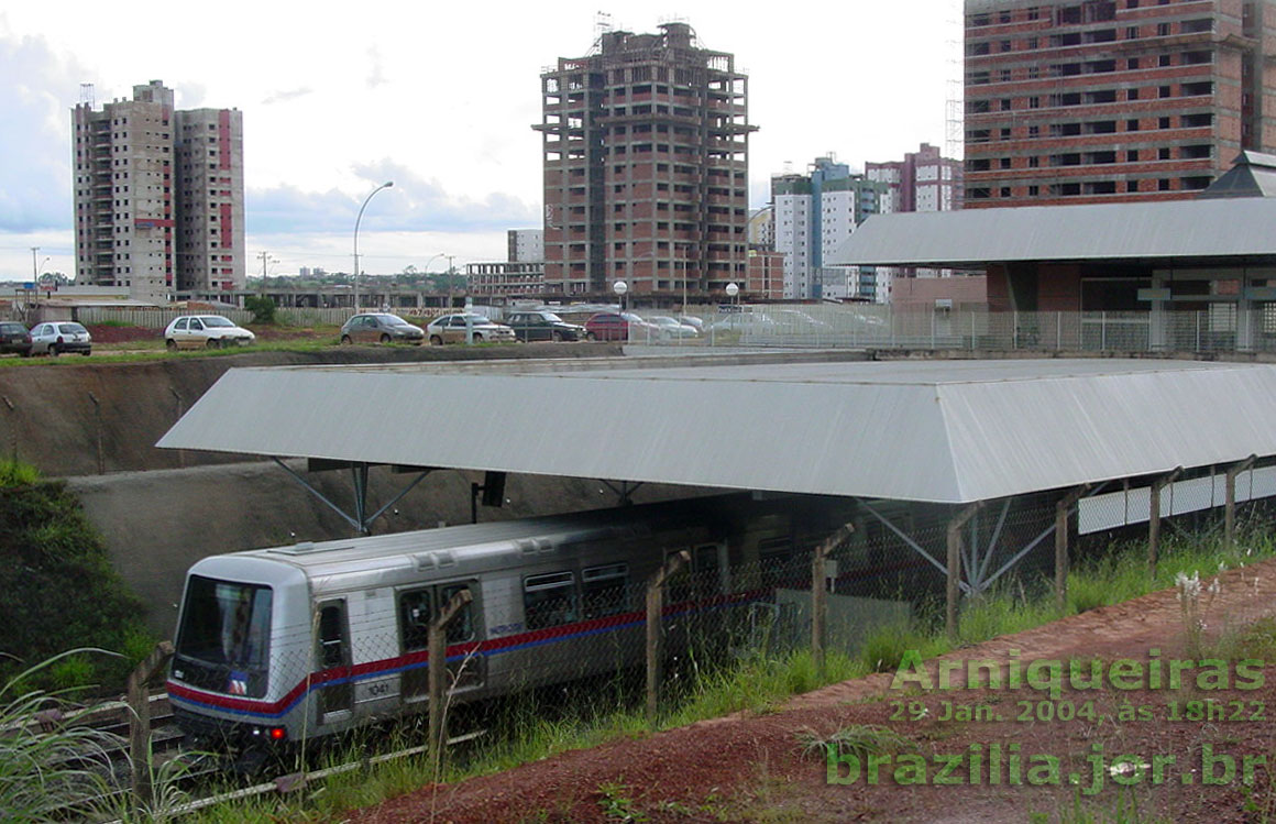 Trem 1041-1044 do Metrô de Brasília chegando à Estação Arniqueiras